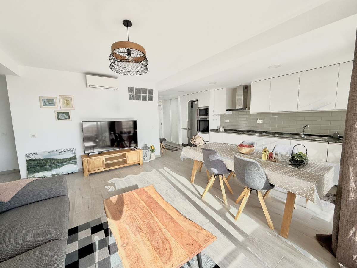 3 Bedroom Penthouse in Fuengirola - Photo 6
