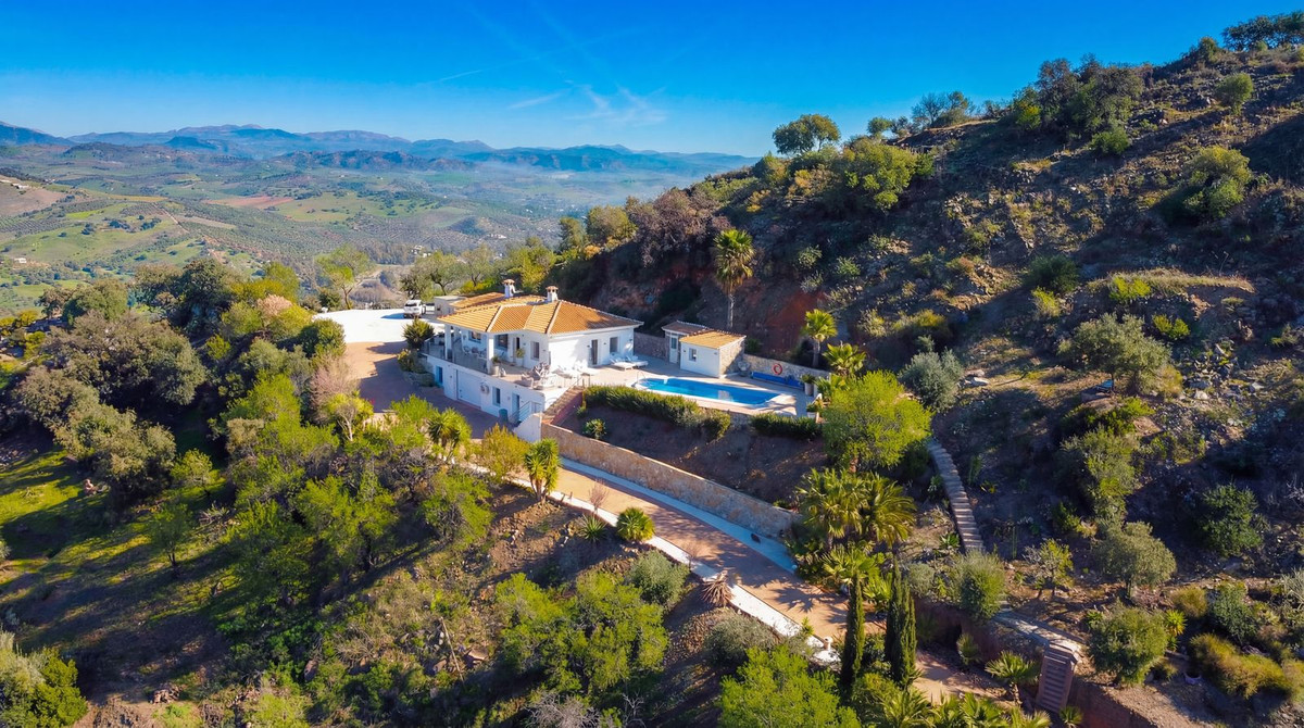 Chalet de 4 dormitorios con piscina en Málaga – Foto 2