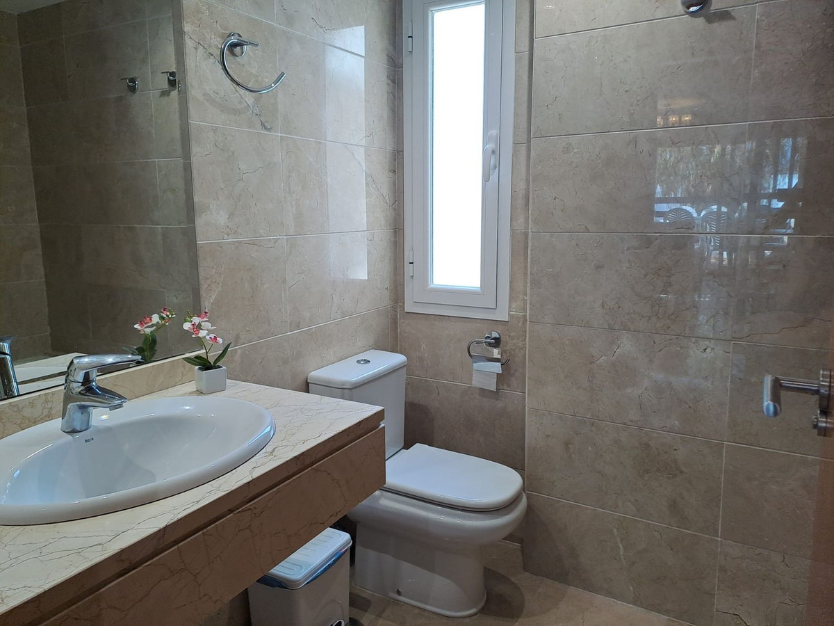 2 Bedroom Apartment in Estepona - Photo 21