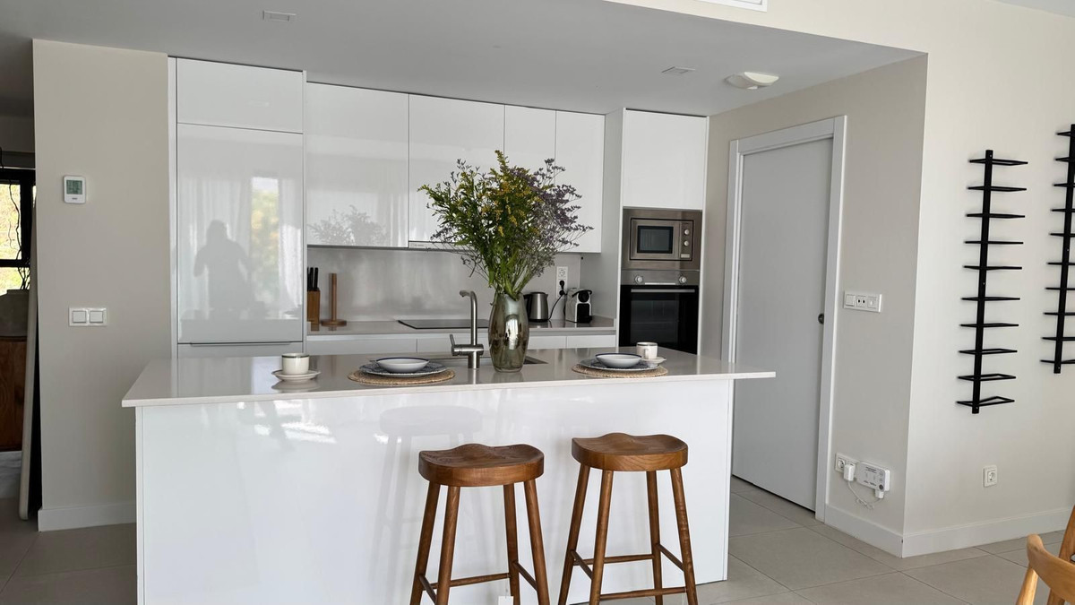 3 Bedroom Apartment in Estepona - Photo 5