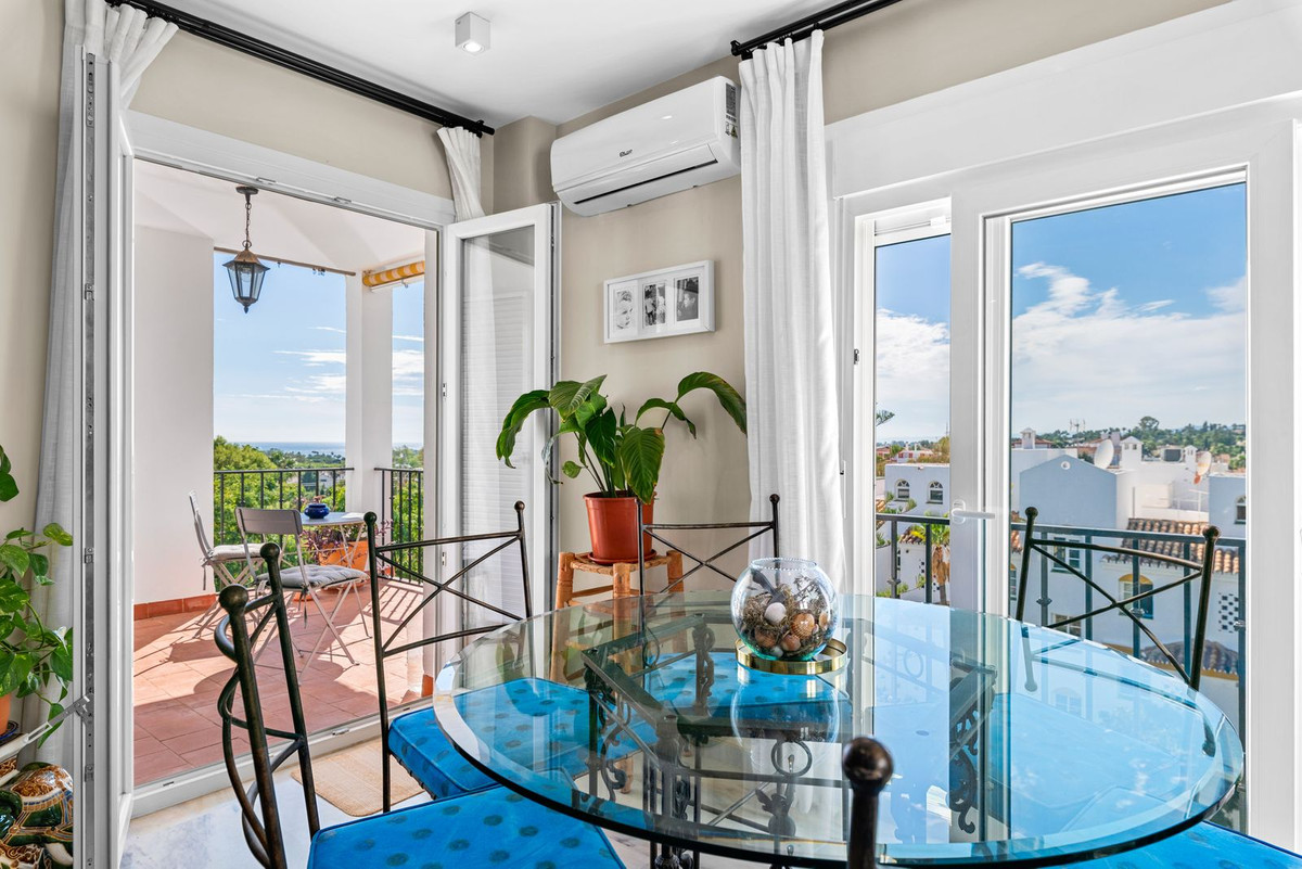 2 Bedroom Penthouse in Estepona - Photo 4