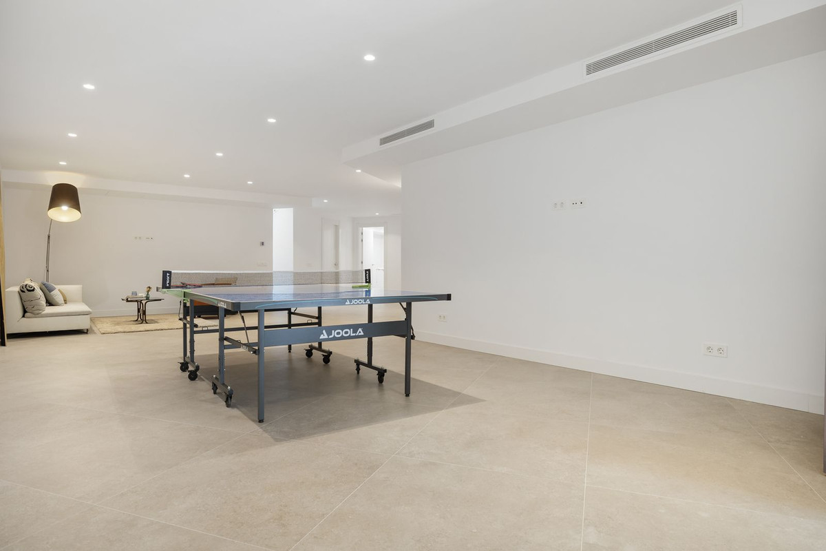 5 Bedroom Villa in Marbella - Photo 28