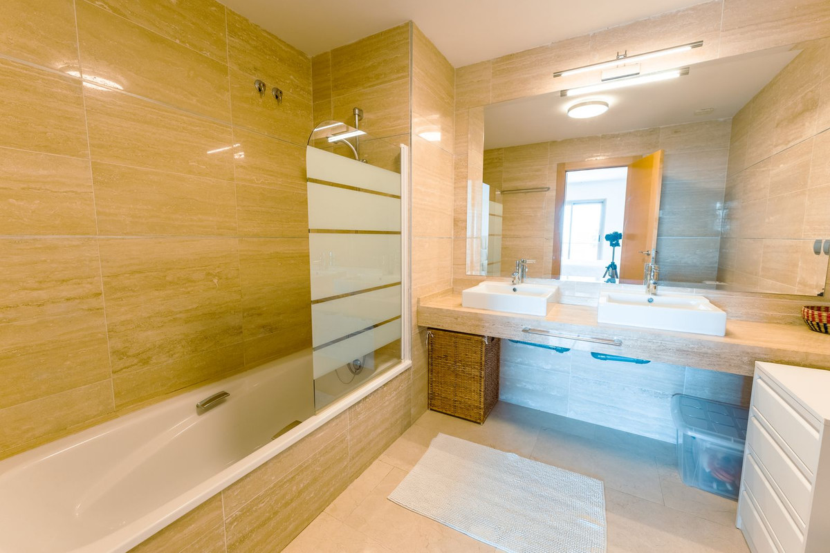 2 Bedroom Apartment in Estepona - Photo 21
