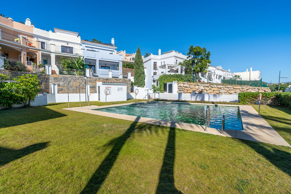 4 Bedroom Townhouse in Estepona - Photo 2