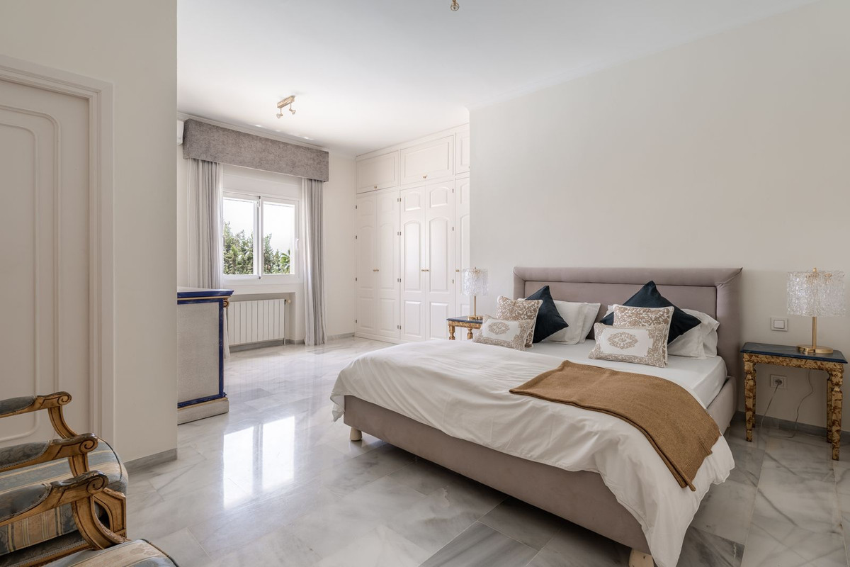 6 Bedroom Villa in Estepona - Photo 18