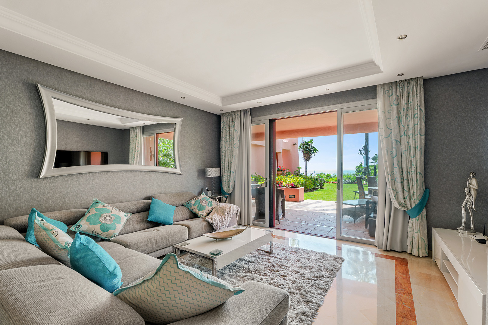 3 Bedroom Apartment in Estepona - Photo 2