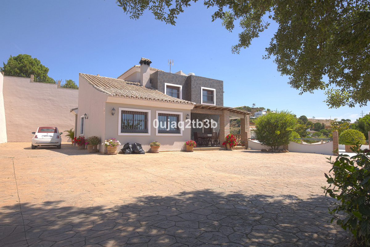 6 Bedroom Villa in Estepona - Photo 3