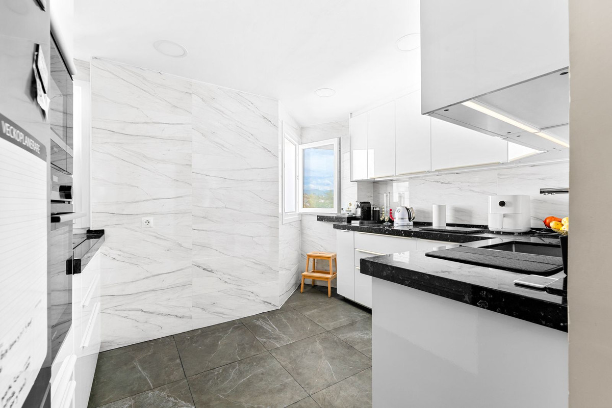 2 Bedroom Penthouse in Estepona - Photo 12