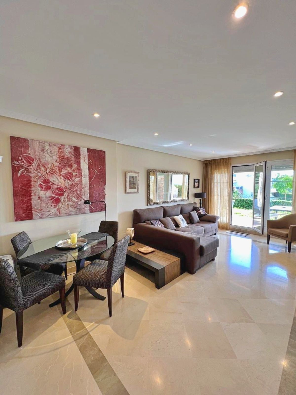 3 Bedroom Apartment in Benahavís - Photo 5