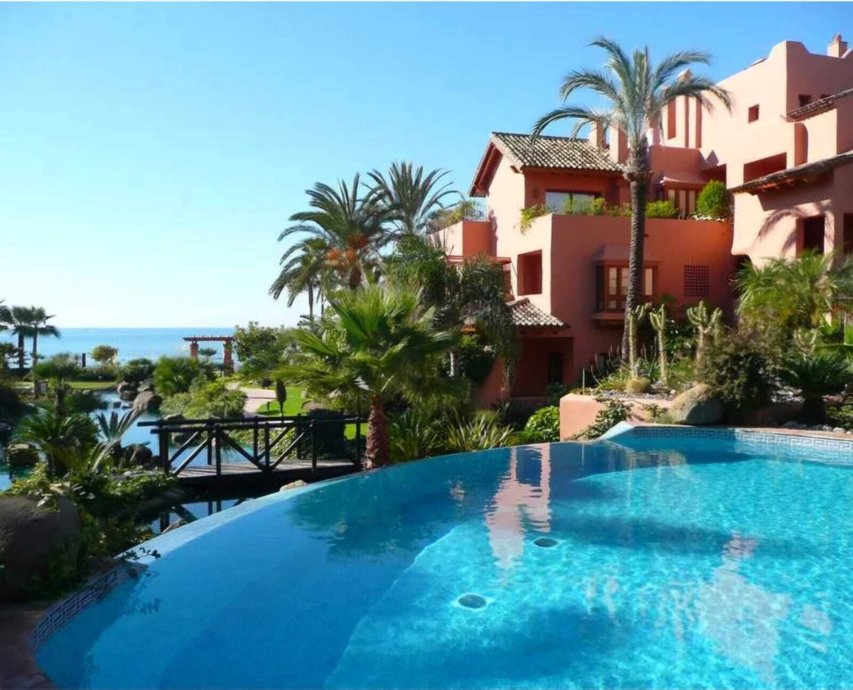 3 Bedroom Penthouse in Estepona - Photo 3