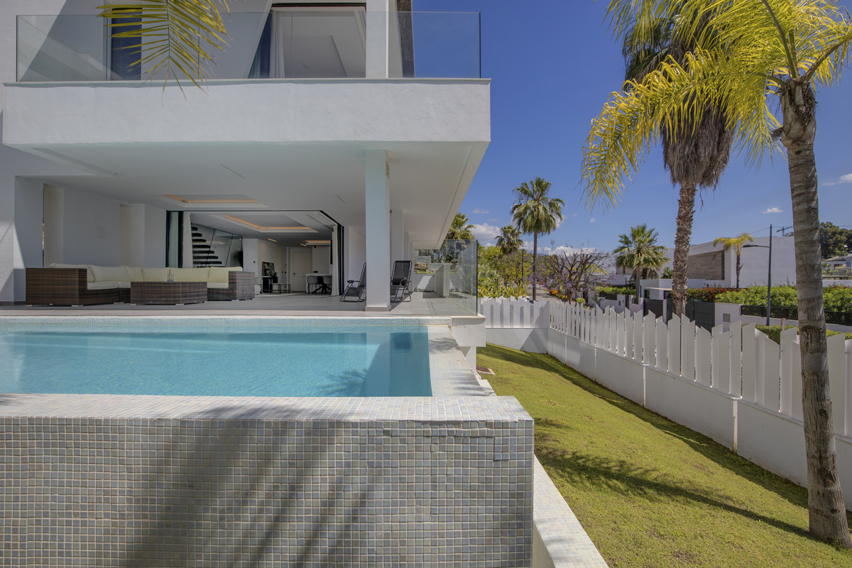 4 Bedroom Villa in Estepona - Photo 28
