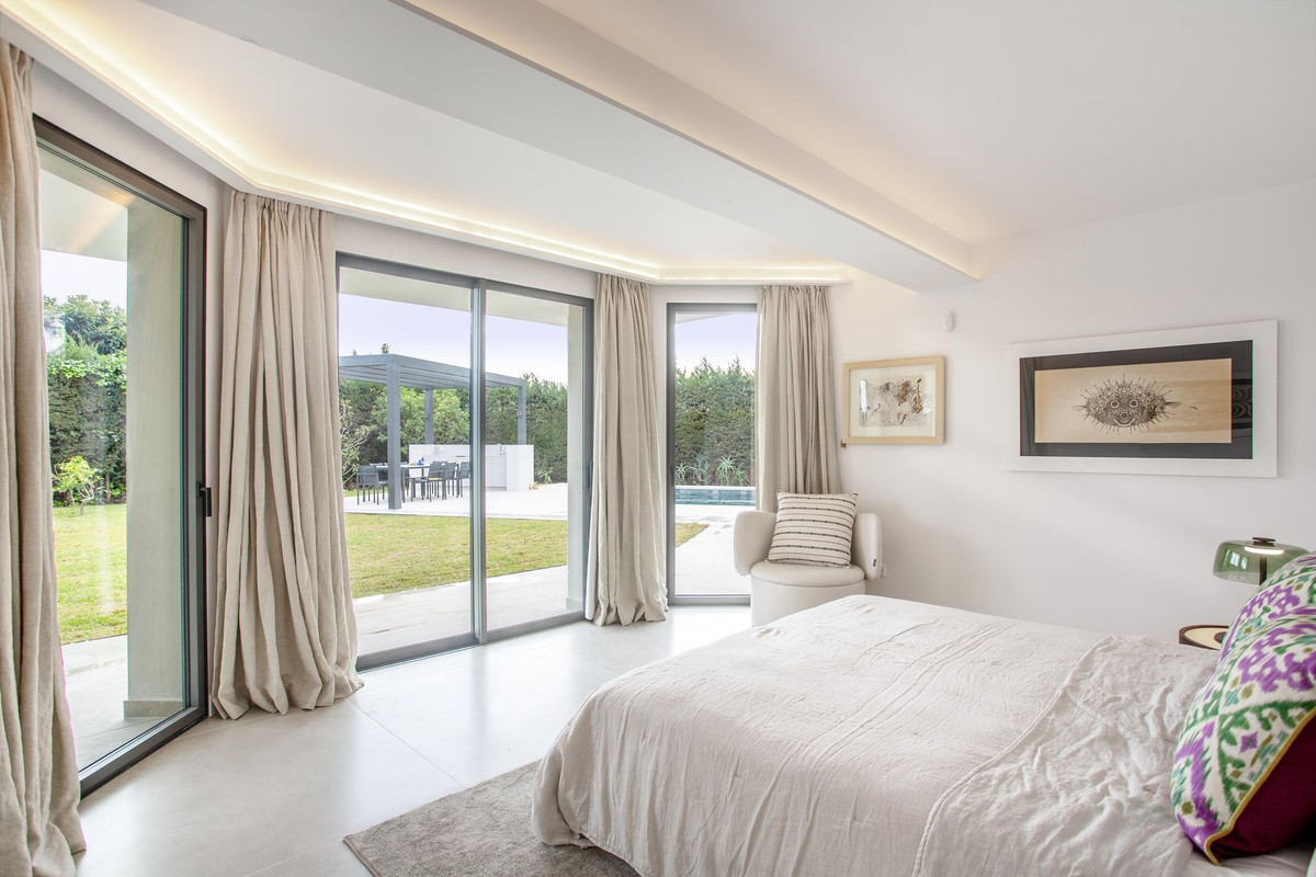 5 Bedroom Villa in Marbella - Photo 9