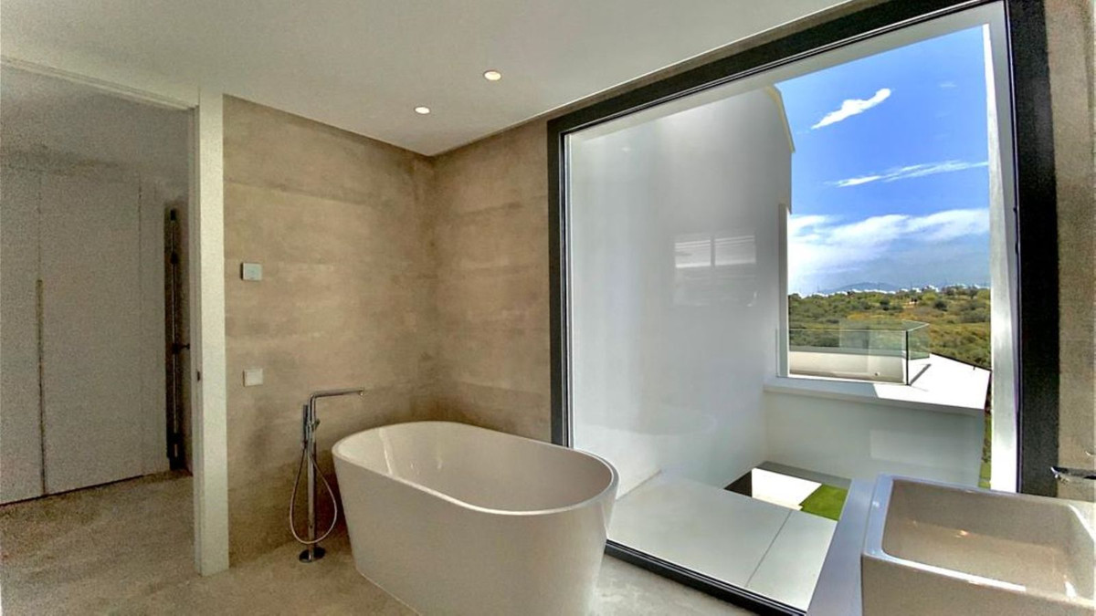 4 Bedroom Villa in Marbella - Photo 19