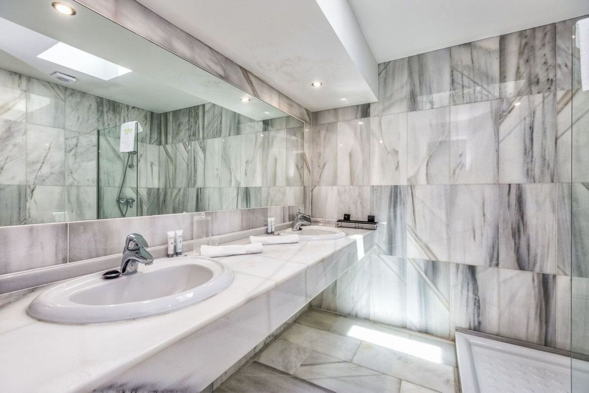 3 Bedroom Penthouse in Estepona - Photo 15