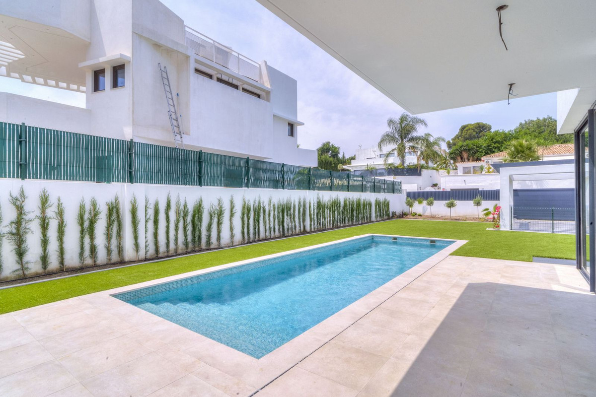 6 Bedroom Villa in Marbella - Photo 3