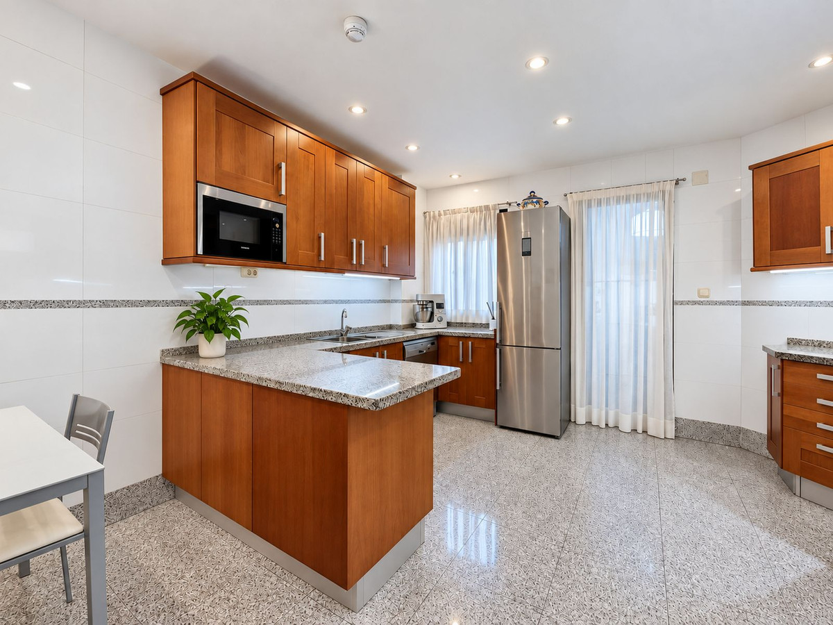 4 Bedroom Apartment in Estepona - Photo 8