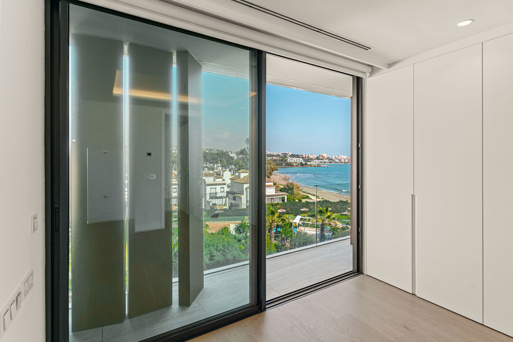 4 Bedroom Penthouse in Estepona - Photo 20