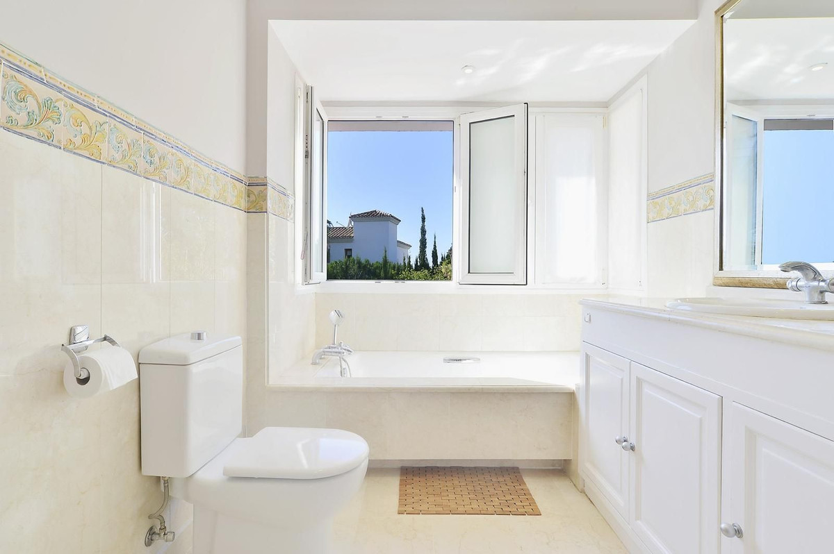 4 Bedroom Villa in Marbella - Photo 12