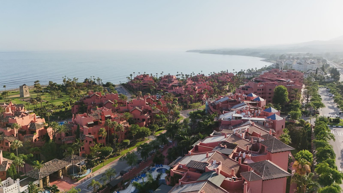 2 Bedroom Apartment in Estepona - Photo 4