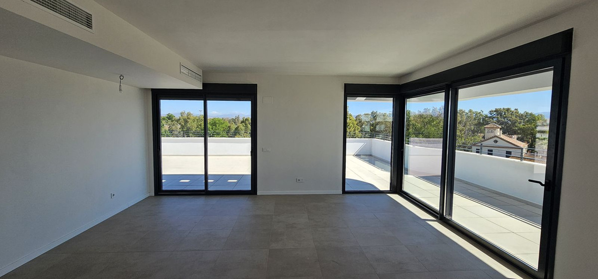 4 Bedroom Penthouse in Torremolinos - Photo 5
