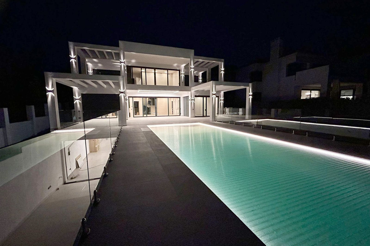 4 Bedroom Villa in Marbella - Photo 11