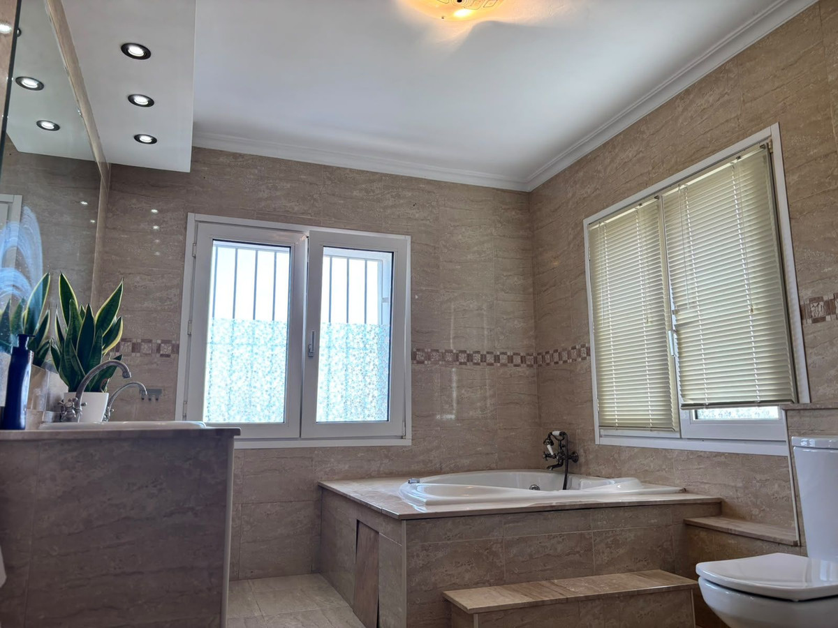 6 Bedroom Villa in Alhaurín de la Torre - Photo 23