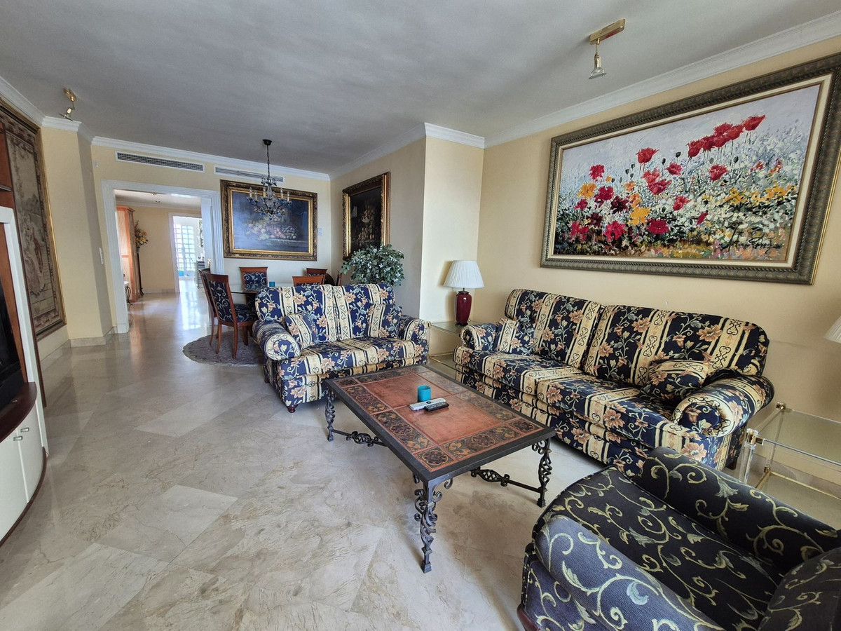 2 Bedroom Apartment in Marbella - Photo 12