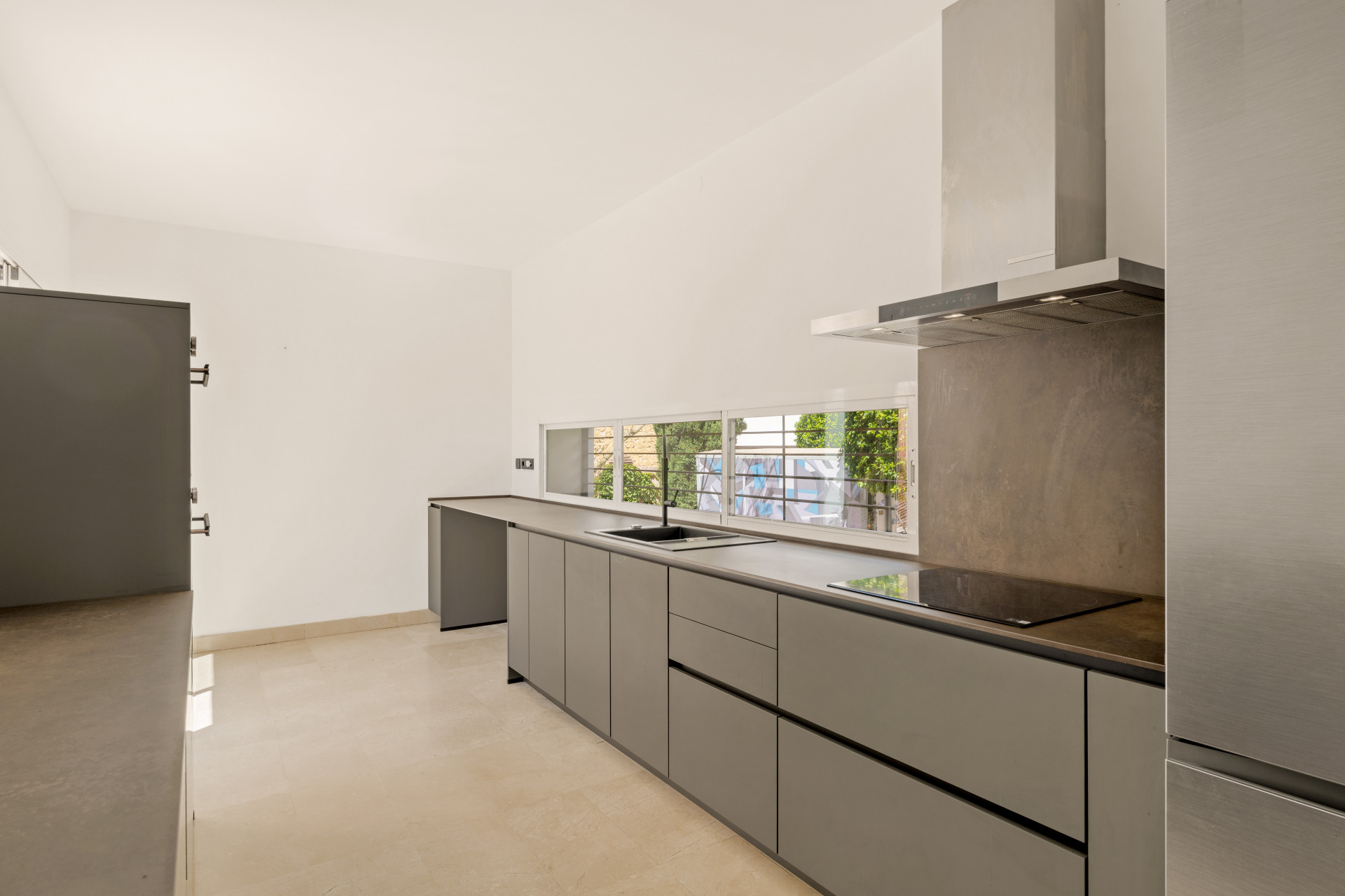 4 Bedroom Villa in Estepona - Photo 9