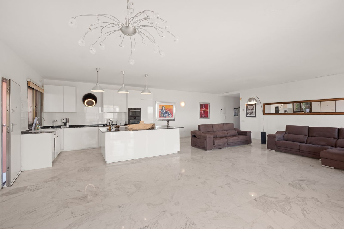 2 Bedroom Apartment in Marbella - Photo 2