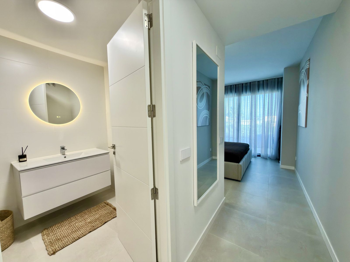 2 Bedroom Apartment in Estepona - Photo 21