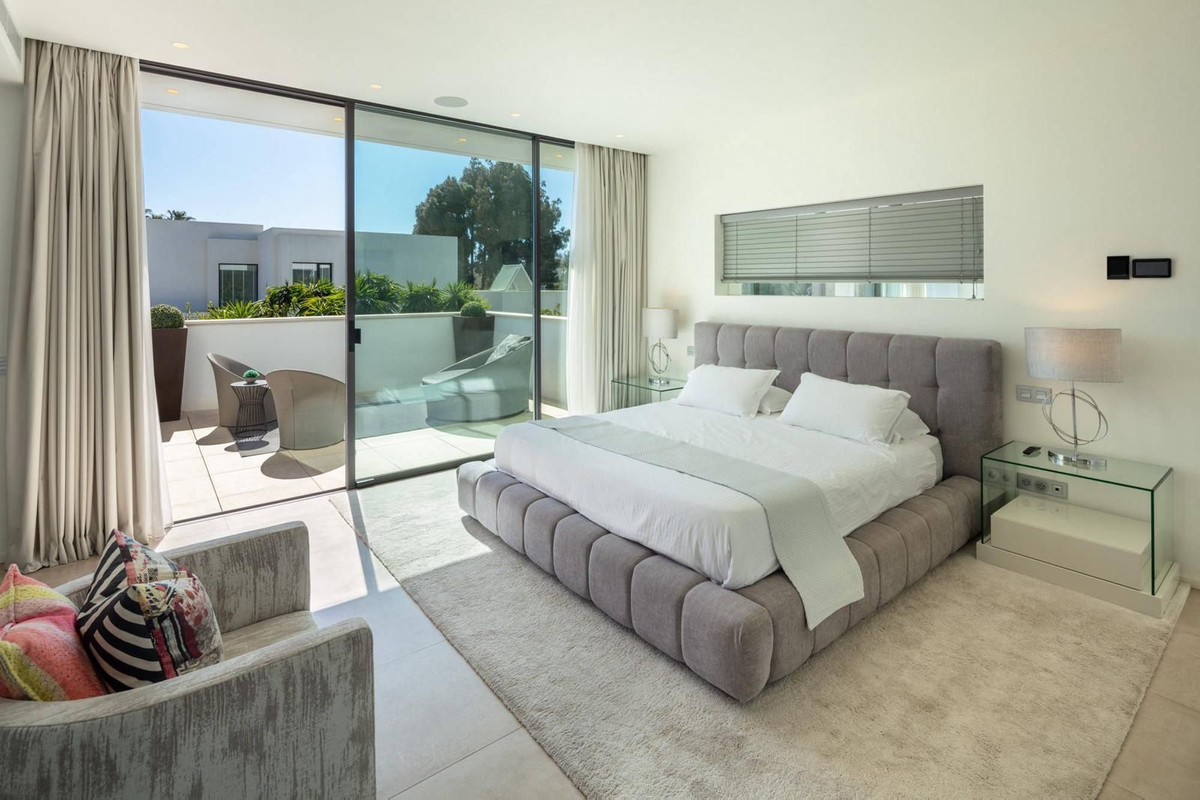7 Bedroom Villa in Marbella - Photo 5