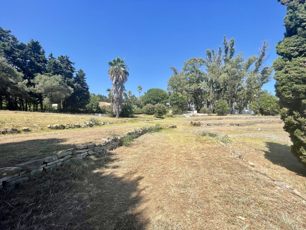 5 Bedroom Villa in Estepona - Photo 3