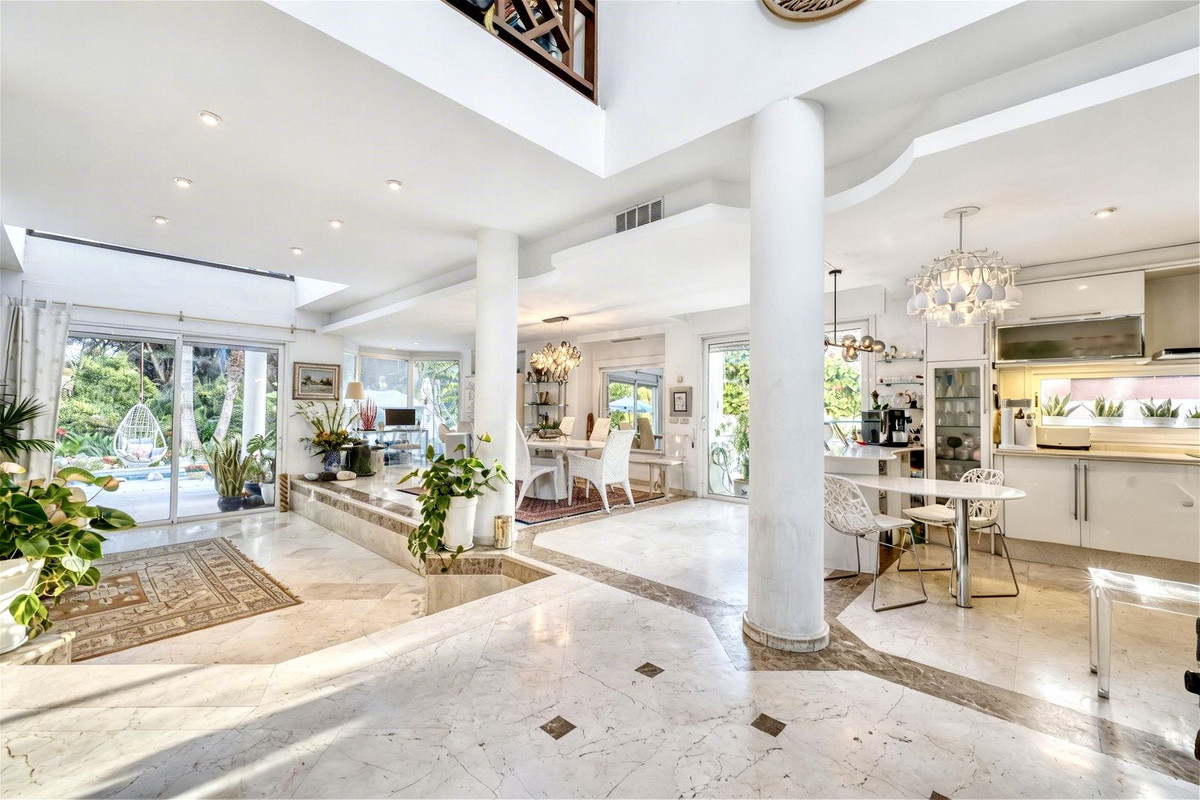 4 Bedroom Villa in Estepona - Photo 4