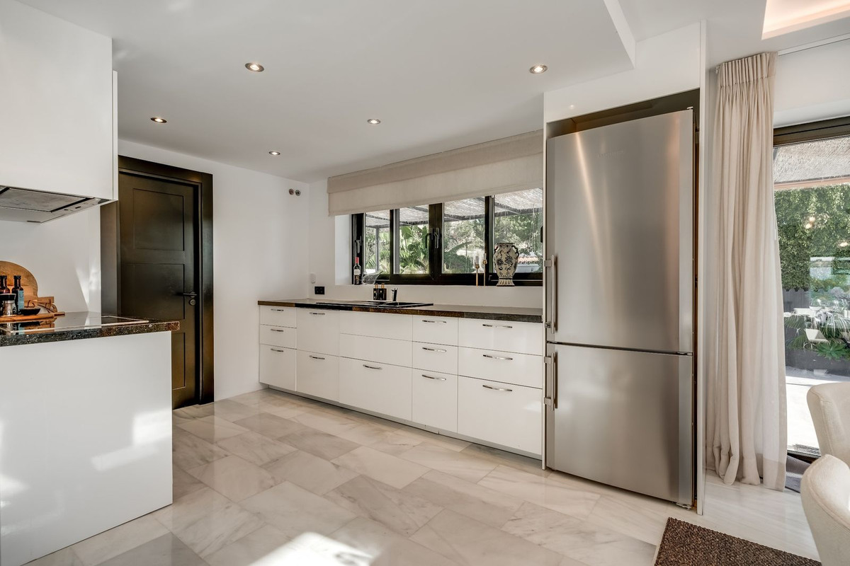 5 Bedroom Villa in Marbella - Photo 11