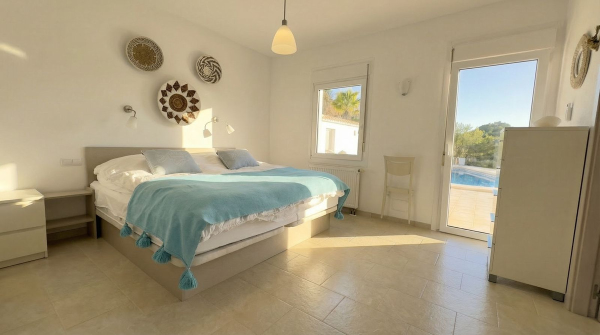Chalet de 4 dormitorios con piscina en Málaga – Foto 8