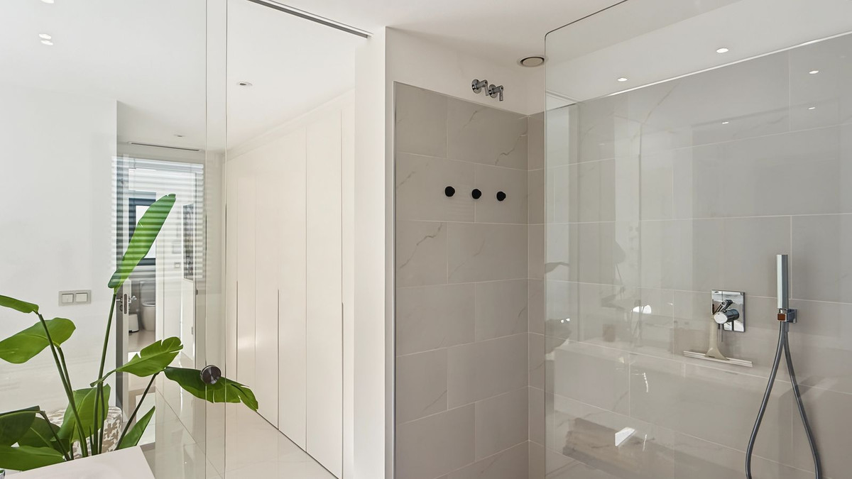 3 Bedroom Apartment in Estepona - Photo 13