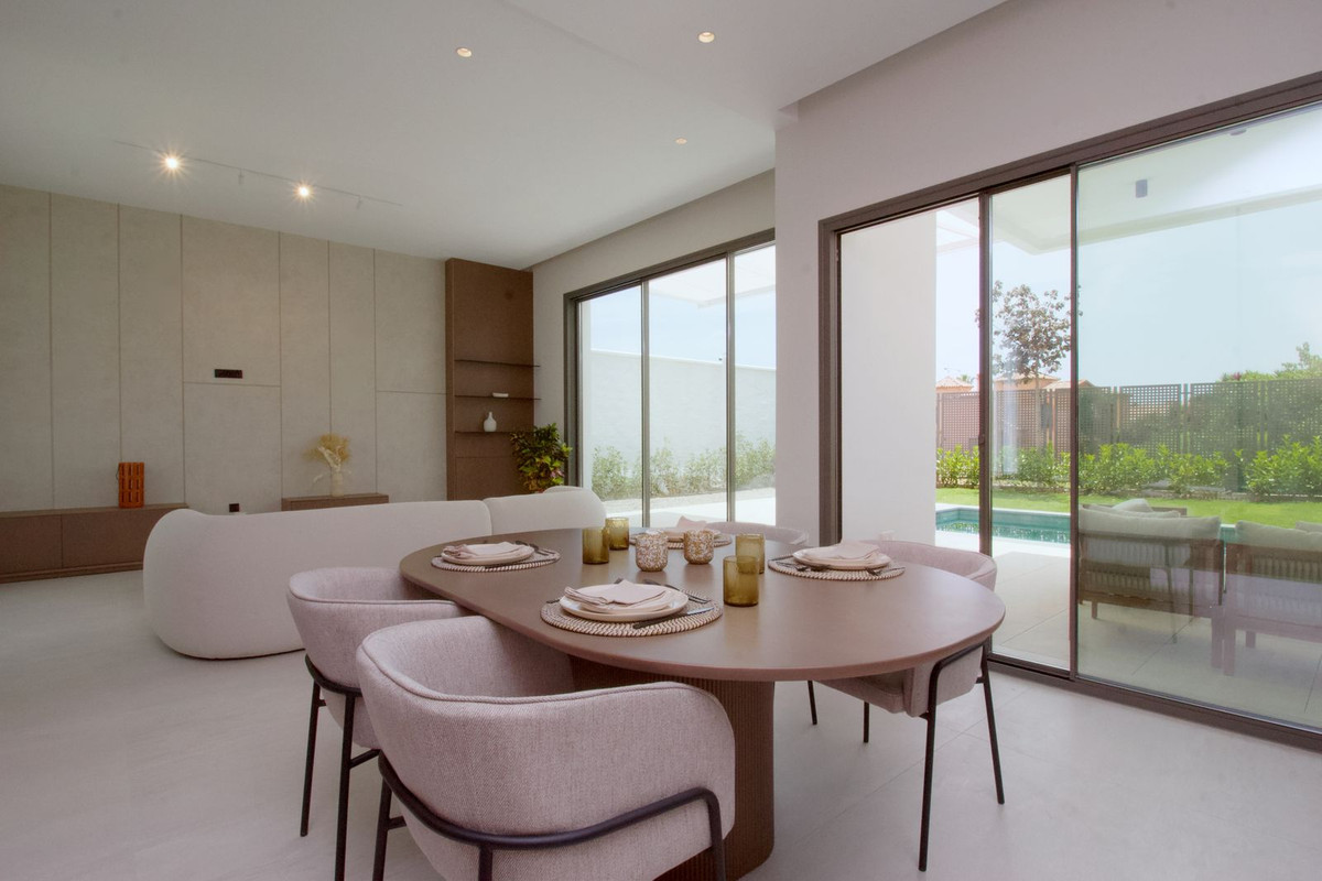 4 Bedroom Villa in Estepona - Photo 8