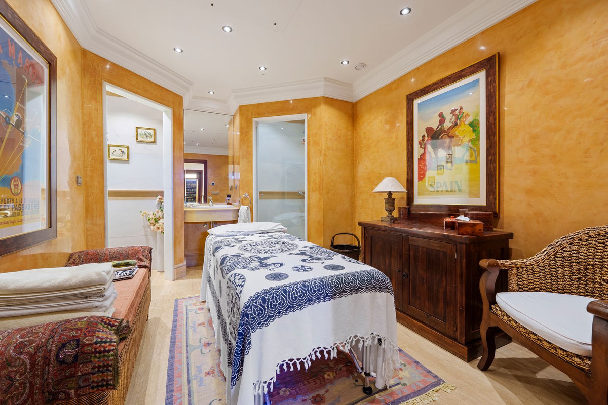 6 Bedroom Villa in Marbella - Photo 26