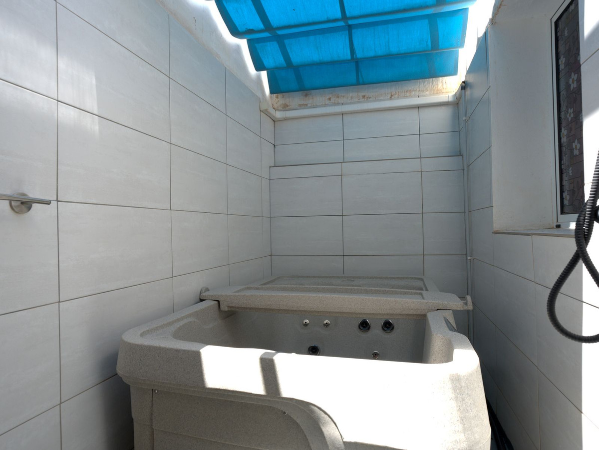 5 Bedroom Villa in Fuengirola - Photo 35
