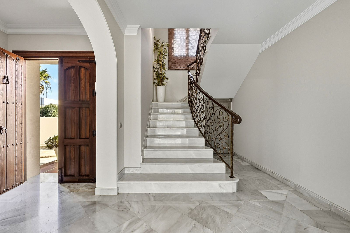 5 Bedroom Villa in San Pedro de Alcántara - Photo 9