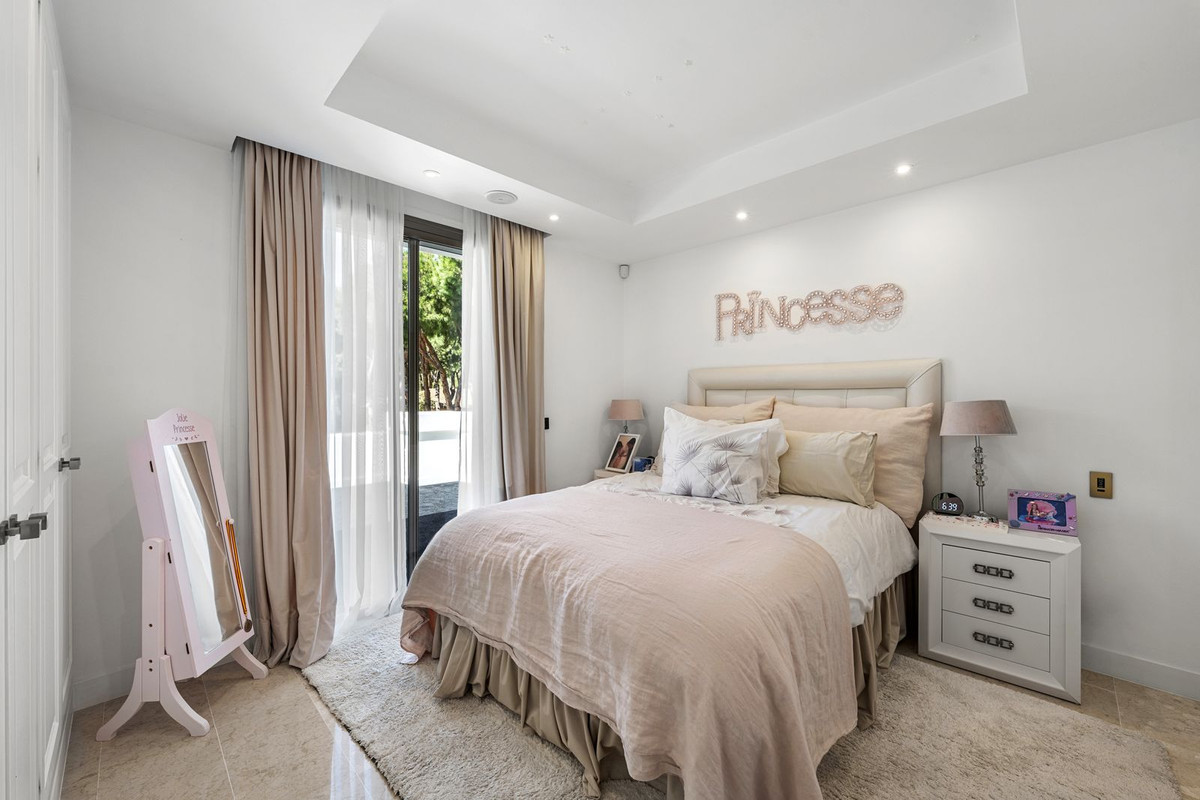 6 Bedroom Villa in Marbella - Photo 10