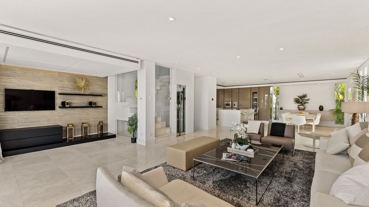 4 Bedroom Villa in Marbella - Photo 12
