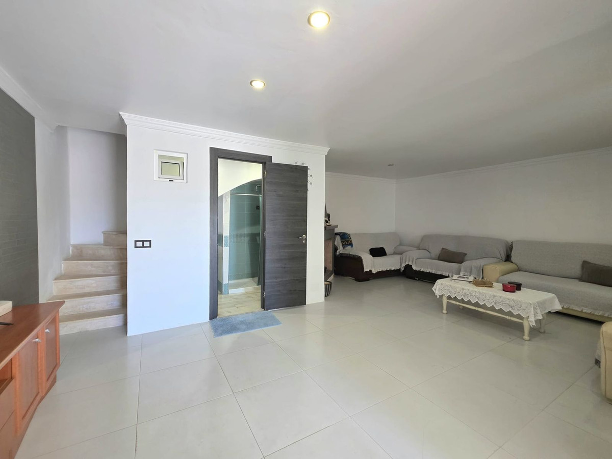 3 Bedroom Townhouse in Estepona - Photo 3