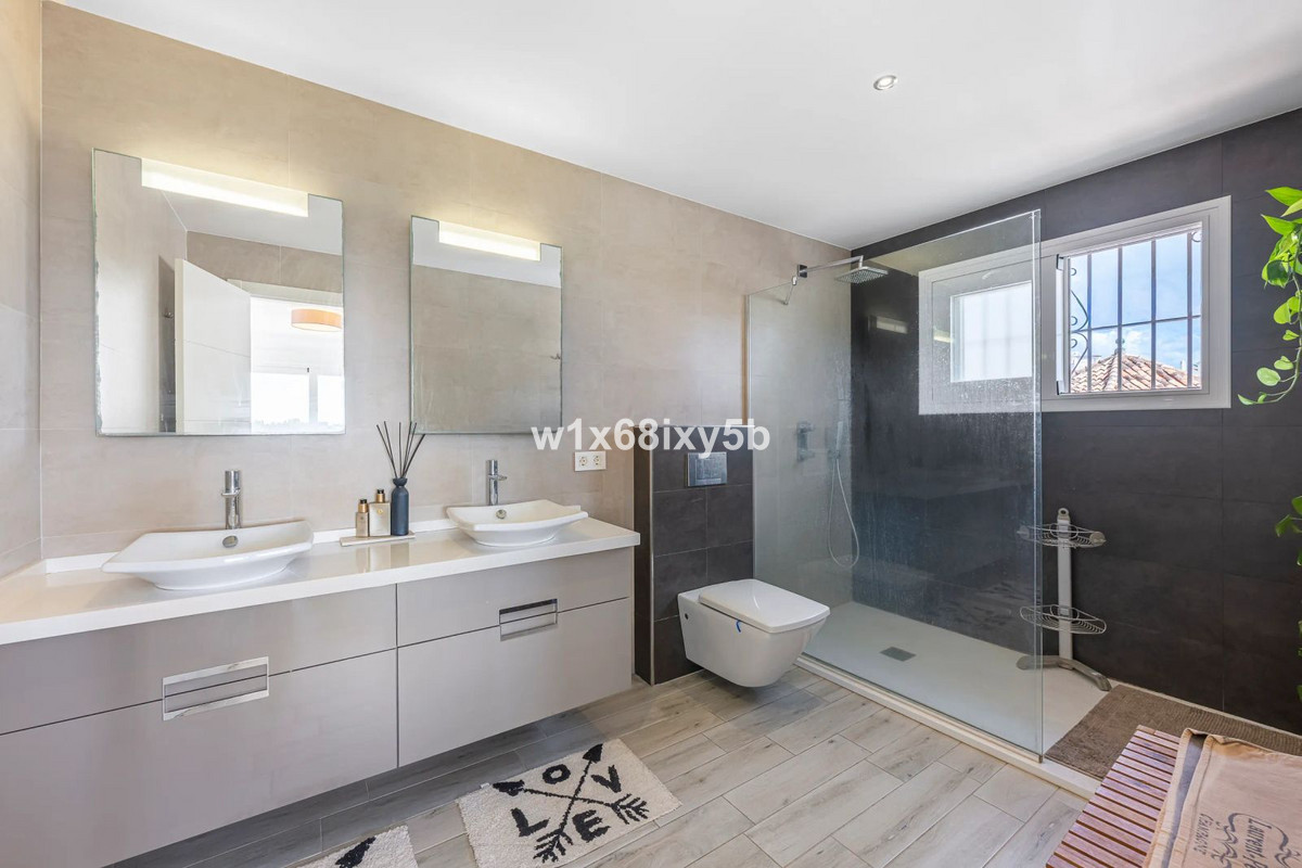 4 Bedroom Villa in Marbella - Photo 17