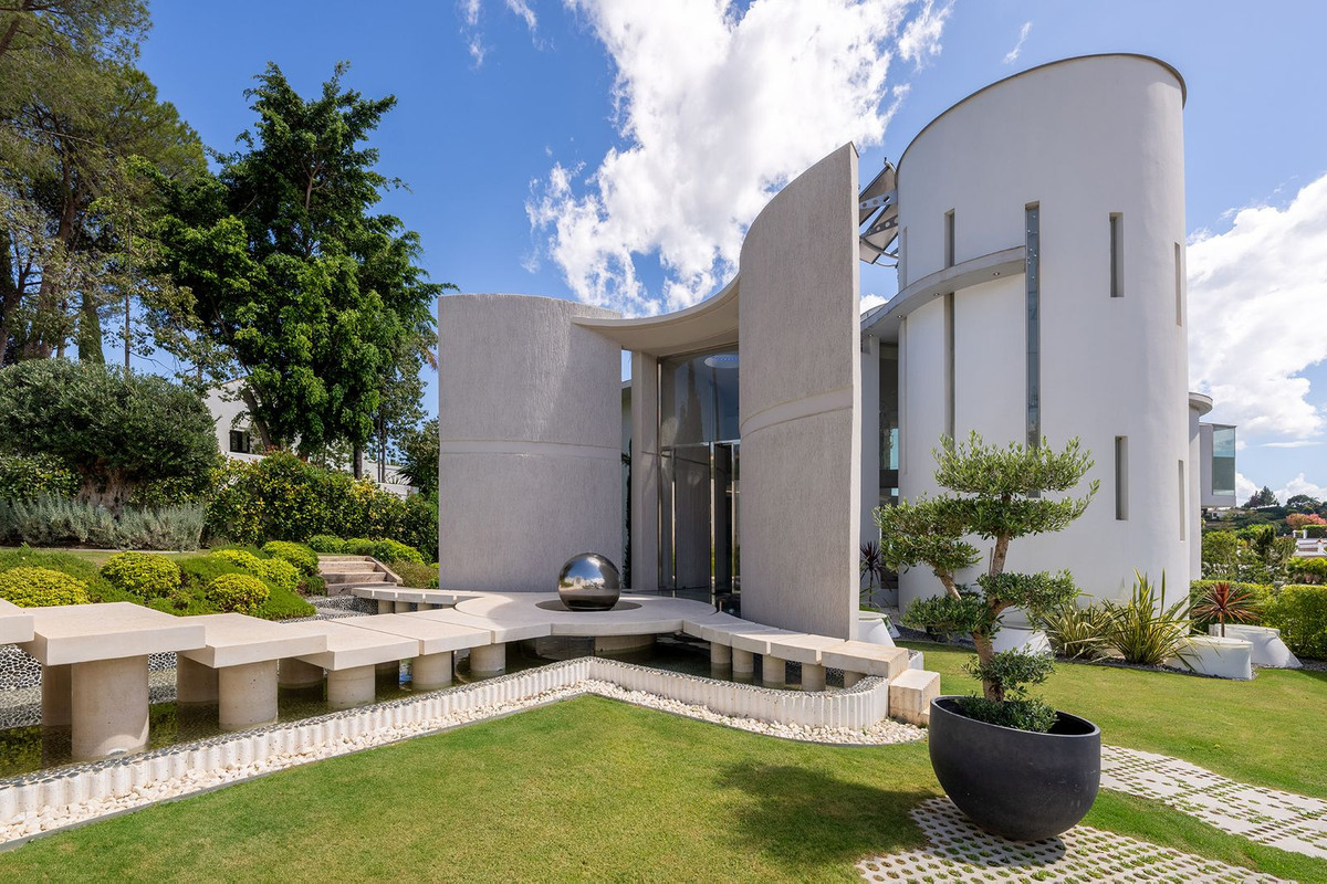 6 Bedroom Villa in Estepona - Photo 2