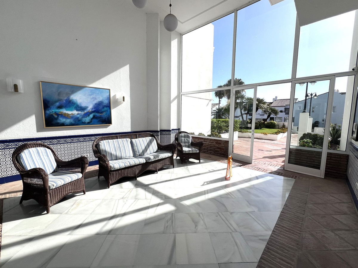 2 Bedroom Apartment in Estepona - Photo 30