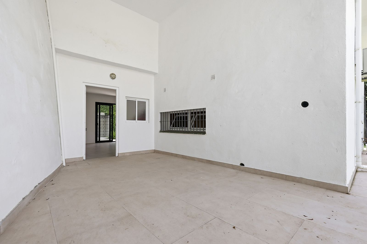 4 Bedroom Villa in Marbella - Photo 57