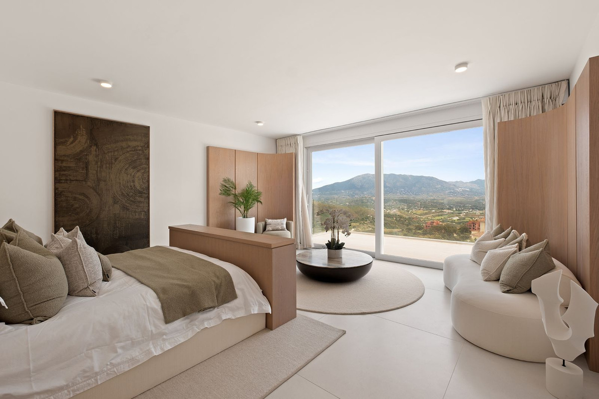 4 Bedroom Villa in Marbella - Photo 11