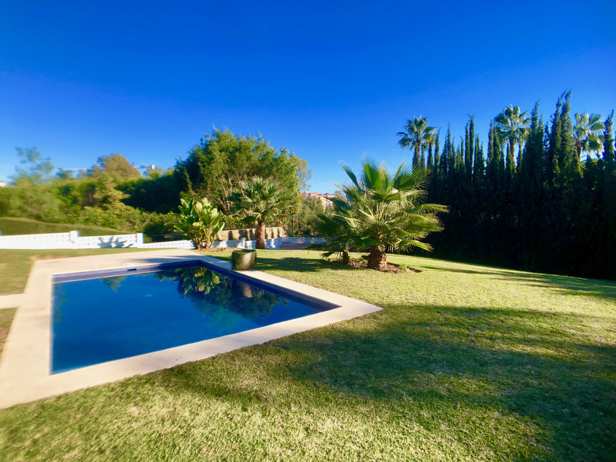 4 Bedroom Villa in Estepona - Photo 6