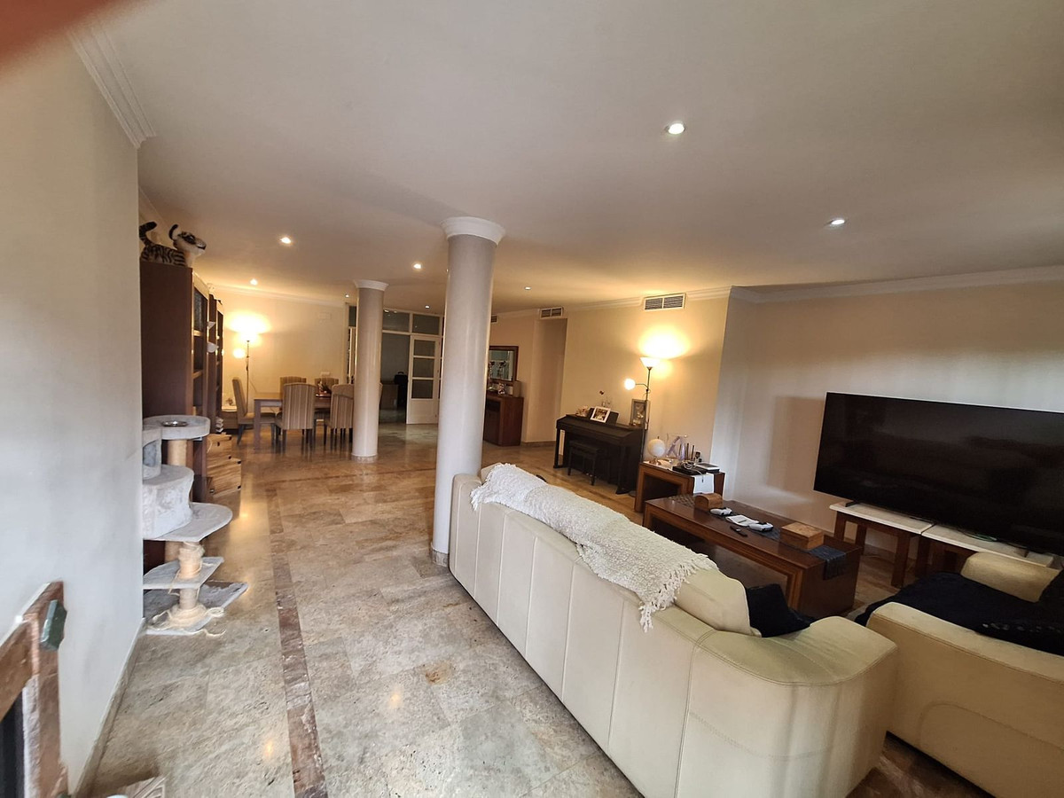 3 Bedroom Apartment in Marbella - Photo 4